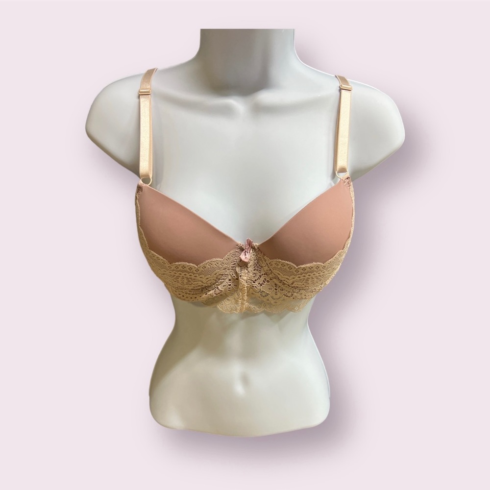 Light pink bra with beige/cream lace